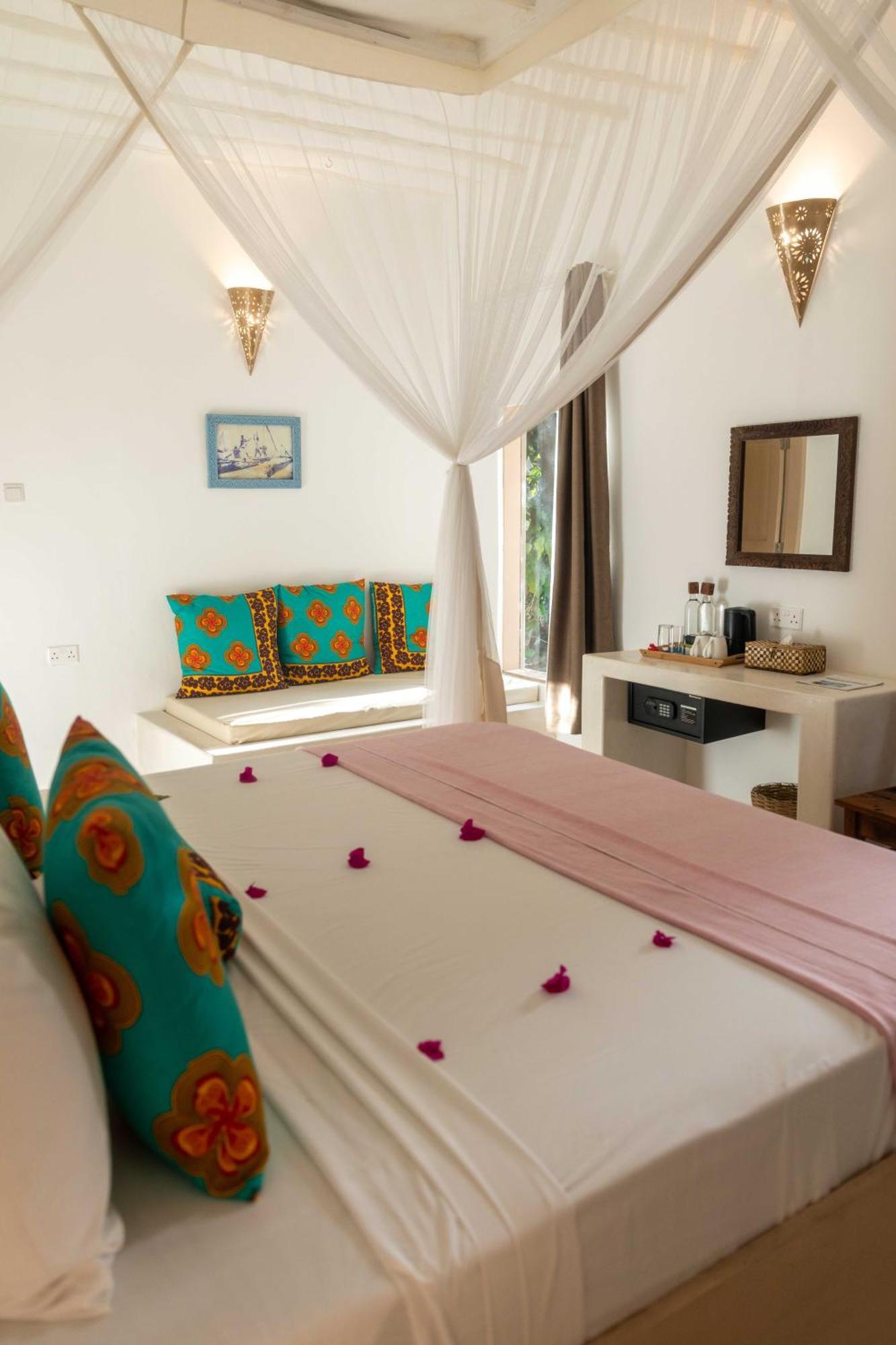 Sharazad Boutique Hotel Джамбиани Екстериор снимка