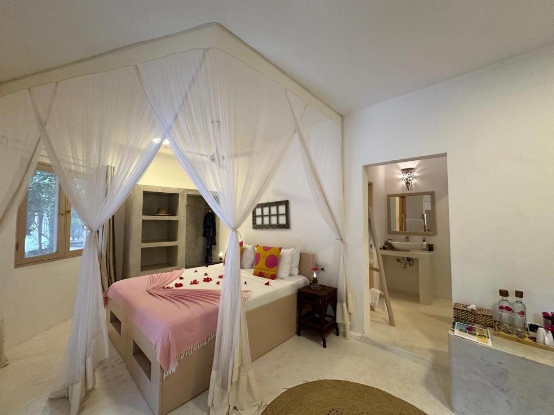 Sharazad Boutique Hotel Джамбиани Екстериор снимка